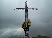 02 Sulla croce di vetta del Monte Vindiolo (2056 m.)